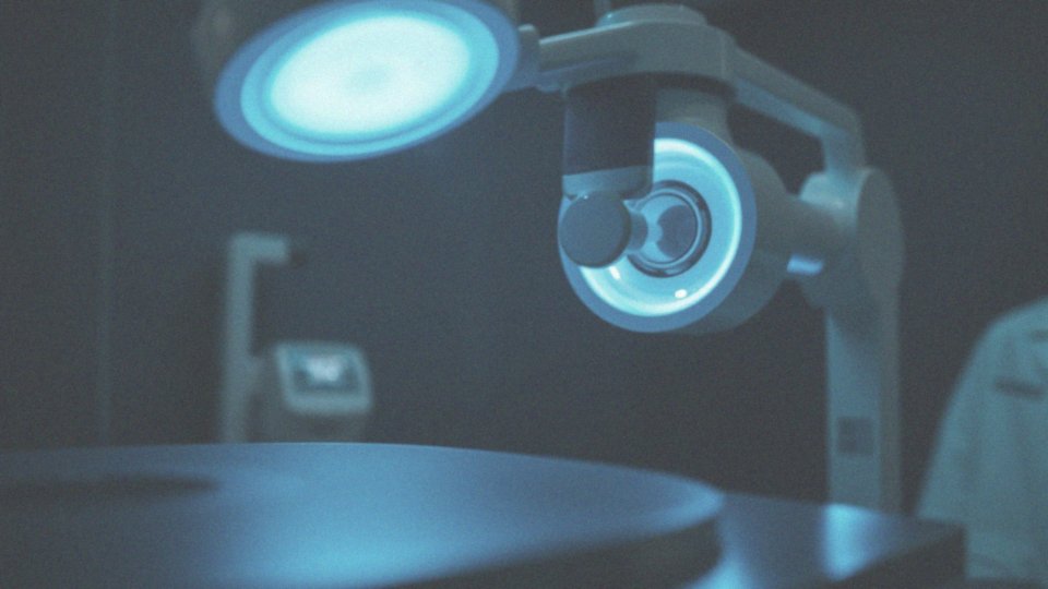 Jakie są naturalne mechanizmy powracania źrenic do normalnego stanu?
