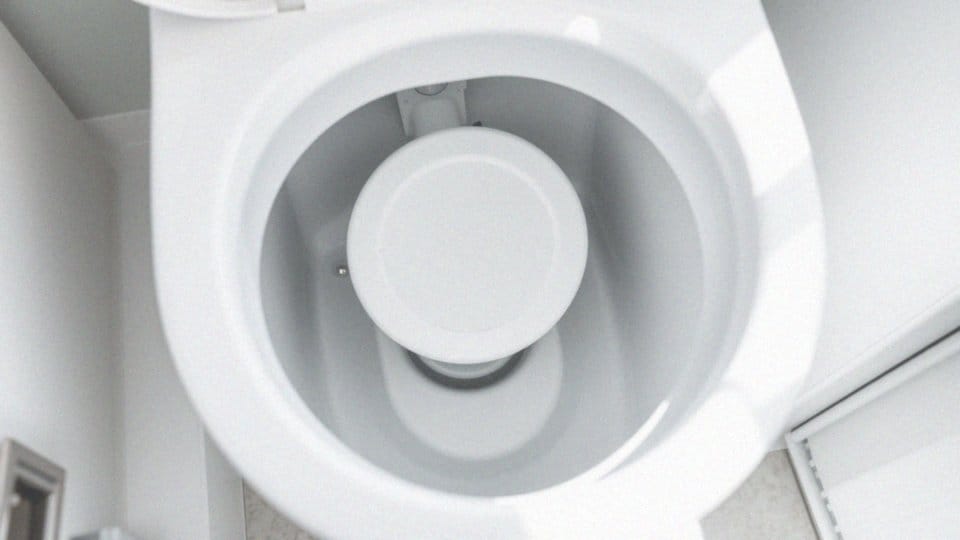 Jak zainstalować pojemnik na kostki higieniczne?