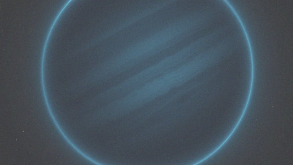 Dlaczego Neptun ma niebieską barwę?