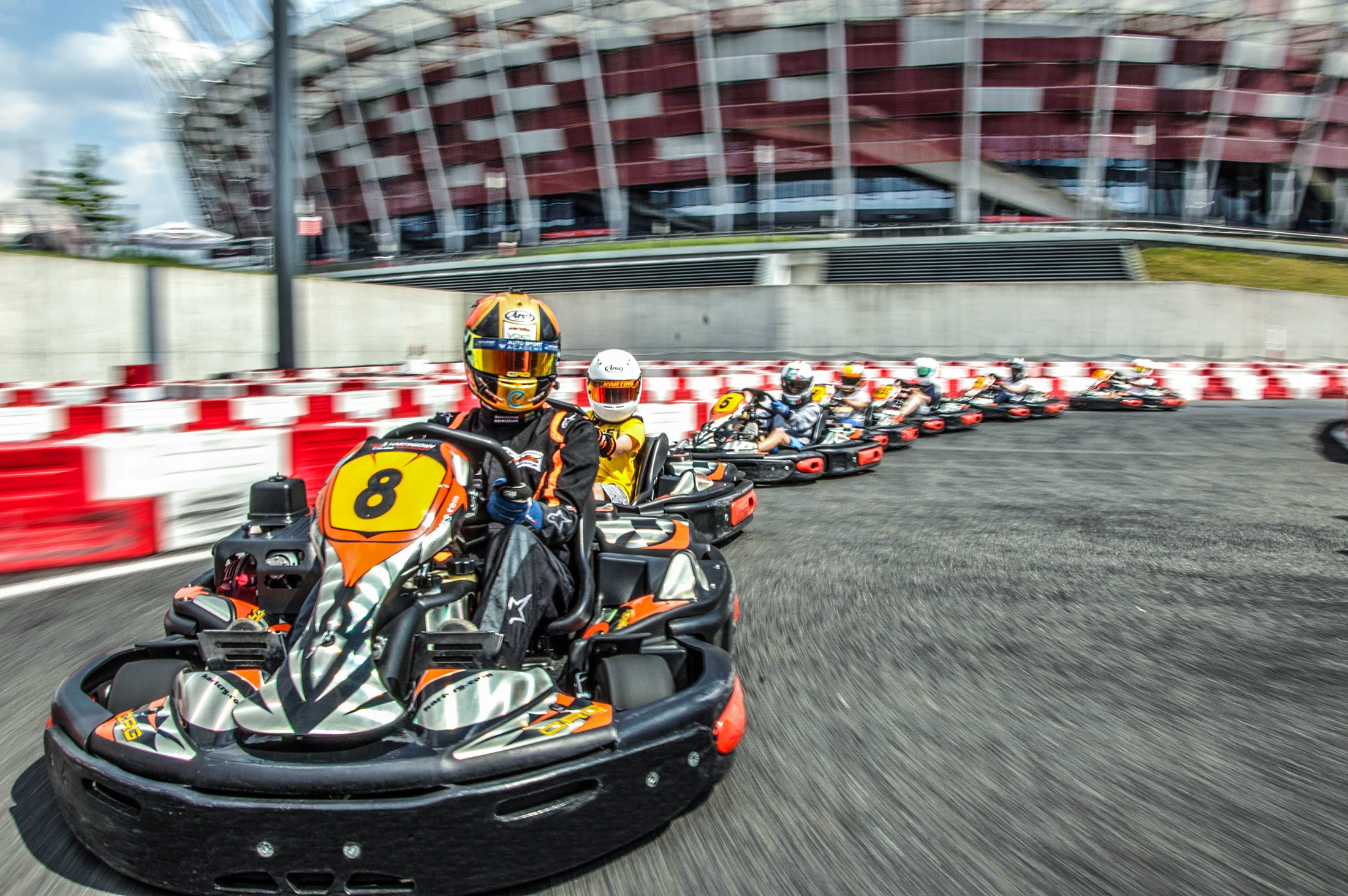 Gokarty pokonujące zakręt w trakcie finału Grand Prix na plenerowym torze Kartingowy Narodowy