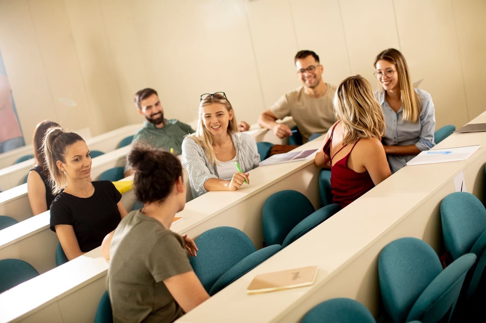 grupa rozmawiających studentów